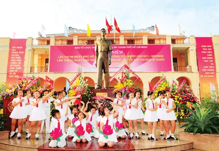 Thiếu nhi TPHCM múa hát tại Bến Nhà Rồng nhân kỷ niệm 98 năm ngày Bác Hồ ra đi tìm đường cứu nước. Ảnh: Việt Dũng Thiếu nhi TPHCM múa hát tại Bến Nhà Rồng nhân kỷ niệm 98 năm ngày Bác Hồ ra đi tìm đường cứu nước. Ảnh: Việt Dũng