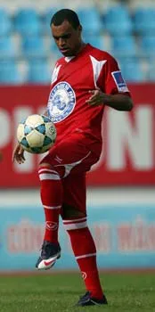 Trước trận gặp SHB Đà Nẵng, Denilson chỉ tập được đúng 5 phút rồi cáo bệnh, khi ấy, đội bóng Hải Phòng mới tá hỏa khi sự thật bị vỡ lỡ