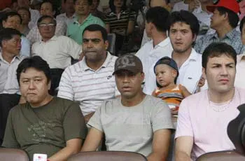 Gương mặt lo lắng của Denilson (đội nón) khi ngồi trên khán đài và chứng kiến sự giận dữ của CĐV Hải Phòng