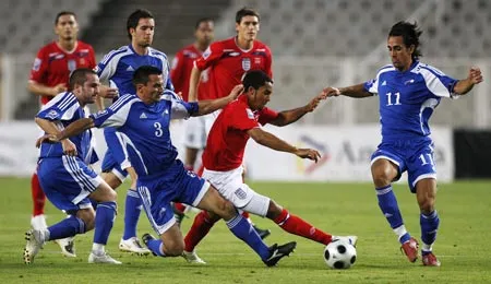 Cách phòng thủ của Andorra ở trận lượt đi vào mùa thu năm ngoái: Walcott vừa có bóng là ít nhất 3 cầu thủ Andorra ập vào. Nhưng họ vẫn thua...