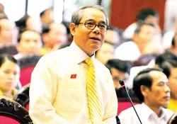 Đại biểu Trần Hoàng Thám, Trưởng Đoàn ĐBQH TPHCM chất vấn tại hội trường. Ảnh: MINH ĐIỀN Đại biểu Trần Hoàng Thám, Trưởng Đoàn ĐBQH TPHCM chất vấn tại hội trường. Ảnh: MINH ĐIỀN