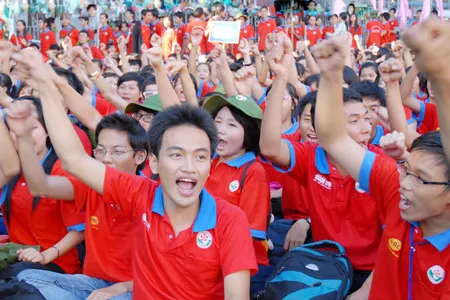 Các chiến sĩ Hoa phượng đỏ phấn khởi trong lễ ra quân. ẢNH: CAO THĂNG Các chiến sĩ Hoa phượng đỏ phấn khởi trong lễ ra quân. ẢNH: CAO THĂNG