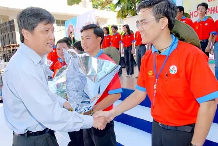 Gần 15.000 học sinh ra quân chiến dịch Hoa phượng đỏ 2009
