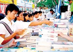 Luật Xuất bản mới đã góp phần tăng cả chất và lượng sách trên thị trường. Ảnh: T.V. Luật Xuất bản mới đã góp phần tăng cả chất và lượng sách trên thị trường. Ảnh: T.V.