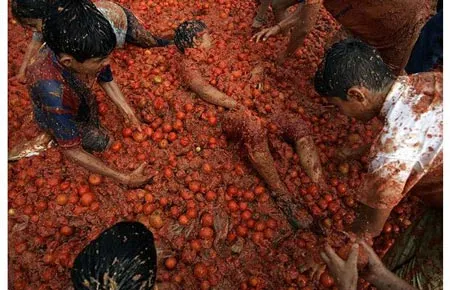 Xem ra tắm cà chua không chỉ có phụ nữ mới thích mà nam giới cũng vậy Xem ra tắm cà chua không chỉ có phụ nữ mới thích mà nam giới cũng vậy