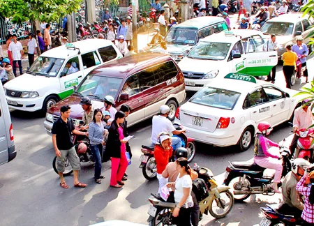 Sang đường vô tư, bất chấp nguy hiểm diễn ra phổ biến ở mọi khu vực. Ảnh: LÃ ANH Sang đường vô tư, bất chấp nguy hiểm diễn ra phổ biến ở mọi khu vực. Ảnh: LÃ ANH