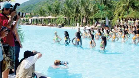 Các phóng viên ảnh tác nghiệp trên bờ, dưới nước. Ảnh: AN DUNG Các phóng viên ảnh tác nghiệp trên bờ, dưới nước. Ảnh: AN DUNG