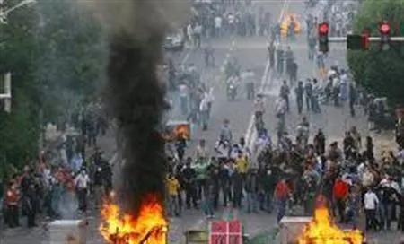 Người dân biểu tình trên phố Tehran. Ảnh: Reuters Người dân biểu tình trên phố Tehran. Ảnh: Reuters