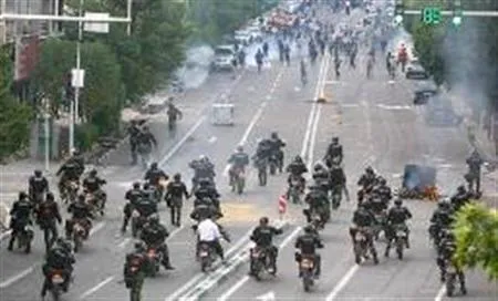 Lực lượng chống bạo động kiểm soát an ninh tại Iran. Ảnh: Reuters Lực lượng chống bạo động kiểm soát an ninh tại Iran. Ảnh: Reuters