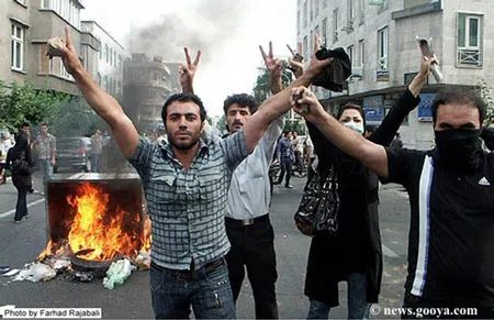Người biểu tình ủng hộ ông Mousavi trên đường phố Tehran ngày 20-6 Người biểu tình ủng hộ ông Mousavi trên đường phố Tehran ngày 20-6