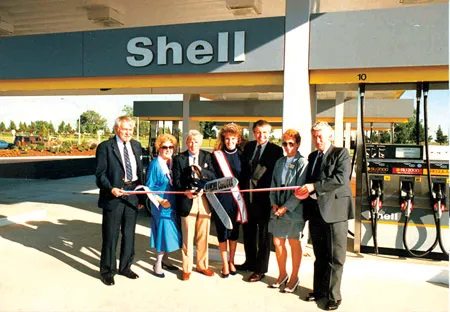 Lãnh đạo hãng Shell trong một buổi khai trương chi nhánh. Lãnh đạo hãng Shell trong một buổi khai trương chi nhánh.