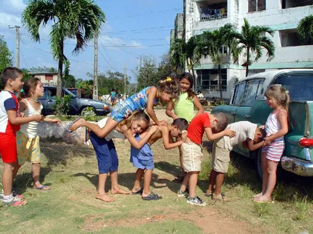 Trẻ em vui đùa tại thị trấn San Anto Banos (tỉnh La Habana) Trẻ em vui đùa tại thị trấn San Anto Banos (tỉnh La Habana)