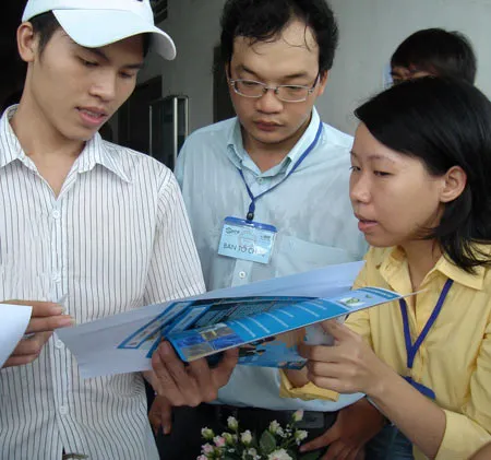 Nhân viên tuyển dụng tại Khu công nghệ cao TPHCM đang giải thích cho các ứng viên tham gia tuyển dụng tại Ngày hội việc làm quận 9. Ảnh: Đình Lý Nhân viên tuyển dụng tại Khu công nghệ cao TPHCM đang giải thích cho các ứng viên tham gia tuyển dụng tại Ngày hội việc làm quận 9. Ảnh: Đình Lý