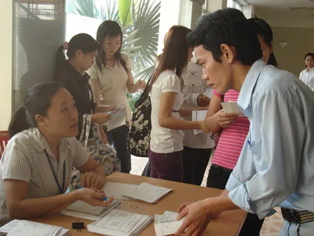 Người lao động đang nộp hồ sơ tuyển dụng tại Chương trình kết nối việc làm lần 1 diễn ra tại Khu chế xuất Linh Trung I - Thủ Đức. Ảnh: ĐÌNH LÝ Người lao động đang nộp hồ sơ tuyển dụng tại Chương trình kết nối việc làm lần 1 diễn ra tại Khu chế xuất Linh Trung I - Thủ Đức. Ảnh: ĐÌNH LÝ