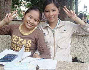 Phan Thị Dịu (phải) cùng bạn Phan Thị Dịu (phải) cùng bạn