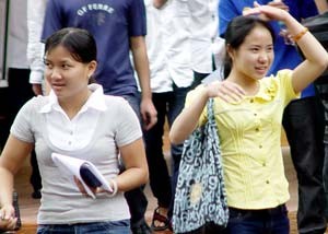 Two high school graduates leave a school where they finished a university entrance exam in Hanoi July 5 (Photo: SGGP) Two high school graduates leave a school where they finished a university entrance exam in Hanoi July 5 (Photo: SGGP)