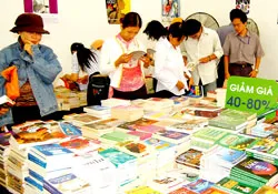 Fahasa giảm giá nửa triệu bản sách