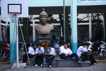 Các thí sinh có mặt rất sớm, hầu như các thí sinh không trò chuyện với nhau và tranh thủ nghỉ ngơi chờ vào phòng thi Các thí sinh có mặt rất sớm, hầu như các thí sinh không trò chuyện với nhau và tranh thủ nghỉ ngơi chờ vào phòng thi