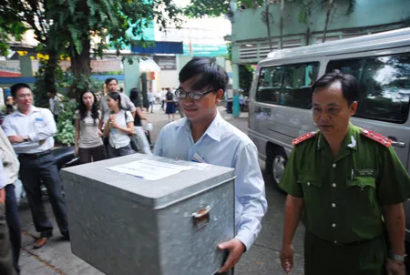 Đề thi được áp tải đến địa điểm thi Đề thi được áp tải đến địa điểm thi