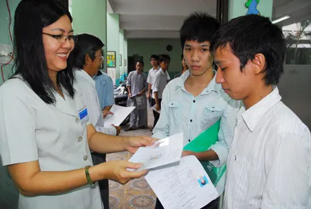 Giám thị vui vẻ nhằm giảm căng thẳng cho thí sinh Giám thị vui vẻ nhằm giảm căng thẳng cho thí sinh