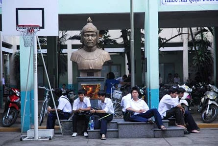 Các thí sinh có mặt rất sớm, hầu như các thí sinh không trò chuyện với nhau và tranh thủ nghỉ ngơi chờ vào phòng thi Các thí sinh có mặt rất sớm, hầu như các thí sinh không trò chuyện với nhau và tranh thủ nghỉ ngơi chờ vào phòng thi