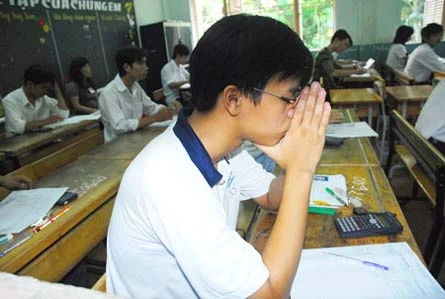 Với chất lượng giáo dục khá đồng đều trong toàn quốc, kỳ thi đại học cao đẳng là một thử thách rất lớn. Thí sinh khá căng thẳng ngay cả khi đã nhận giấy làm bài Với chất lượng giáo dục khá đồng đều trong toàn quốc, kỳ thi đại học cao đẳng là một thử thách rất lớn. Thí sinh khá căng thẳng ngay cả khi đã nhận giấy làm bài