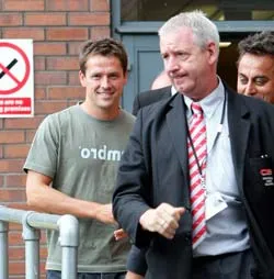 Man.United chính thức chiêu mộ tiền đạo Michael Owen: Ký xong trong 48 giờ