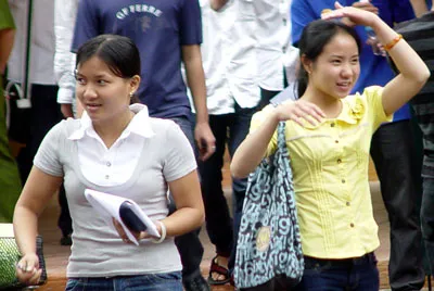 Niềm vui sau khi hoàn thành 2 ngày thi (ảnh chụp tại điểm thi Trường ĐH Công đoàn lúc 10 giờ sáng nay, 5-7). Ảnh: Minh Điền.