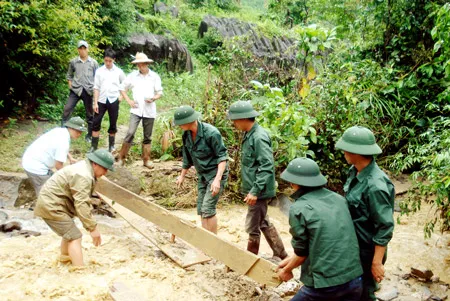 Dốc sức tìm người ở làng đá lở