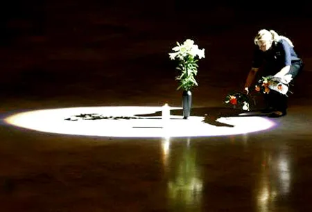 Lễ tang Michael Jackson: Hàng triệu người hướng về sân vận động Staples Center ảnh 8 Lễ tang Michael Jackson: Hàng triệu người hướng về sân vận động Staples Center ảnh 8