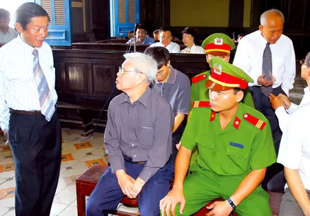 Các luật sư làm việc tại một phiên tòa. Ảnh: Việt Dũng Các luật sư làm việc tại một phiên tòa. Ảnh: Việt Dũng