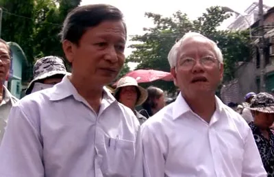 Chủ tịch UBNDTP Lê Hoàng Quân (bên phải) và Chủ tịch Hội Sân khấu TPHCM Lê Duy Hạnh tại lễ di quan NSND Phùng Há. ảnh: Minh Sĩ Chủ tịch UBNDTP Lê Hoàng Quân (bên phải) và Chủ tịch Hội Sân khấu TPHCM Lê Duy Hạnh tại lễ di quan NSND Phùng Há. ảnh: Minh Sĩ