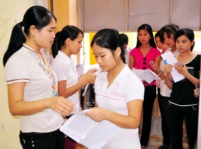 Thí sinh làm thủ tục cuối cùng trước khi vào phòng thi, sáng 9-7 (ảnh chụp tại Trường ĐH Văn hóa Hà Nội). Ảnh: Minh Điền Thí sinh làm thủ tục cuối cùng trước khi vào phòng thi, sáng 9-7 (ảnh chụp tại Trường ĐH Văn hóa Hà Nội). Ảnh: Minh Điền