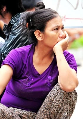 Một phụ huynh ngồi ngóng con trong buổi thi đầu tiên (ảnh chụp tại điểm thi khu vực Ô Chợ Dừa, Q. Đống Đa, Hà Nội). Ảnh: Minh Điền Một phụ huynh ngồi ngóng con trong buổi thi đầu tiên (ảnh chụp tại điểm thi khu vực Ô Chợ Dừa, Q. Đống Đa, Hà Nội). Ảnh: Minh Điền
