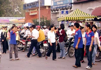 Sinh viên tình nguyện tham gia giữ gìn trật tự tại trước cổng Trường Đại học Sư phạm kỹ thuật TPHCM (ảnh chụp lúc 6g20 sáng nay, 9-7). Ảnh: Đ.H. Sinh viên tình nguyện tham gia giữ gìn trật tự tại trước cổng Trường Đại học Sư phạm kỹ thuật TPHCM (ảnh chụp lúc 6g20 sáng nay, 9-7). Ảnh: Đ.H.