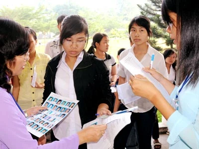 Kiểm tra phiếu báo danh thí sinh trước khi vào phòng thi tại Hội đồng thi Trường ĐH Nông Lâm TPHCM. Ảnh: MAI HẢI Kiểm tra phiếu báo danh thí sinh trước khi vào phòng thi tại Hội đồng thi Trường ĐH Nông Lâm TPHCM. Ảnh: MAI HẢI