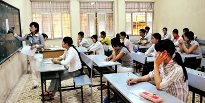 Trong phòng thi môn Văn, sáng 9-7 tại Trường ĐH Văn hóa Hà Nội. Ảnh: Minh Điền Trong phòng thi môn Văn, sáng 9-7 tại Trường ĐH Văn hóa Hà Nội. Ảnh: Minh Điền