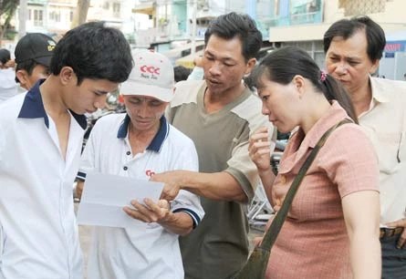 Phụ huynh các thí sinh dự thi vào Đại học Y Dược TPHCM bàn tán về đề thi môn Toán. Ảnh: MAI HẢI Phụ huynh các thí sinh dự thi vào Đại học Y Dược TPHCM bàn tán về đề thi môn Toán. Ảnh: MAI HẢI