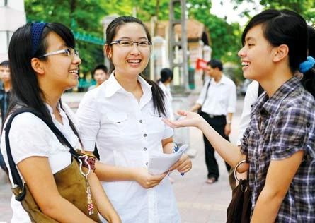 Thí sinh Trường Đại học Ngoại giao chia sẻ kinh nghiệm làm bài thi. Ảnh: MINH ĐIỀN Thí sinh Trường Đại học Ngoại giao chia sẻ kinh nghiệm làm bài thi. Ảnh: MINH ĐIỀN