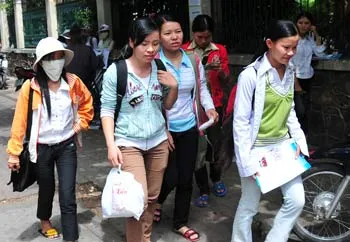 Thí sinh ở các tỉnh Thanh Hóa, Quảng Trị dự thi vào ĐH KHXH-NV chuẩn bị về quê. Ảnh: MAI HẢI