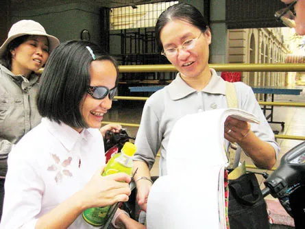 TS khiếm thị Lê Thị Dày vui mừng hoàn thành kỳ thi vào ĐHKHXH-NV. Ảnh: VÕ DIỄM