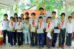 Trường Phổ thông Dân lập Nhân Văn - Dạy chữ đi đôi với dạy lòng nhân ái