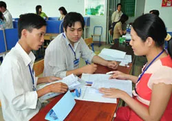Giám thị phòng thi giao nộp bài thi cho Hội đồng thi Trường CĐ Nguyễn Tất Thành. Ảnh: Mai Hải Giám thị phòng thi giao nộp bài thi cho Hội đồng thi Trường CĐ Nguyễn Tất Thành. Ảnh: Mai Hải