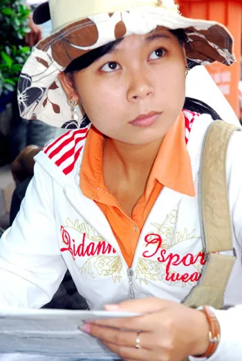 Đối chiếu với gợi ý giải đề thi trên báo trong khi chờ xe về quê. Ảnh: Nguyễn Anh Đối chiếu với gợi ý giải đề thi trên báo trong khi chờ xe về quê. Ảnh: Nguyễn Anh