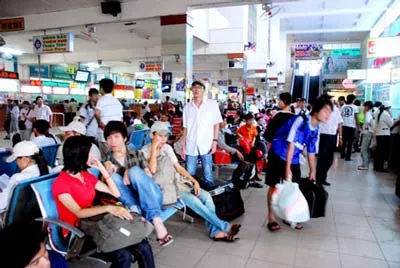 Các TS tranh thủ nghỉ ngơi lấy lại sức trong khi chờ xe về quê. Ảnh chụp tại Bến xe Miền Đông lúc 12 giờ 16-7. Ảnh: Nguyễn Anh Các TS tranh thủ nghỉ ngơi lấy lại sức trong khi chờ xe về quê. Ảnh chụp tại Bến xe Miền Đông lúc 12 giờ 16-7. Ảnh: Nguyễn Anh