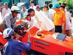 Nông dân ĐBSCL tìm hiểu máy cày, máy gặt đập liên hợp trước khi mua. Nông dân ĐBSCL tìm hiểu máy cày, máy gặt đập liên hợp trước khi mua.