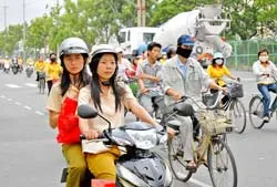 Phía sau cánh cổng nhà máy - Bài 1: Nỗi niềm “lính mới”
