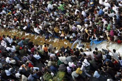 Hơn 100.000 người dân thành phố đã tới để chiêm ngưỡng và thưởng thức chiếc bánh khổng lồ. Ảnh Reuters Hơn 100.000 người dân thành phố đã tới để chiêm ngưỡng và thưởng thức chiếc bánh khổng lồ. Ảnh Reuters