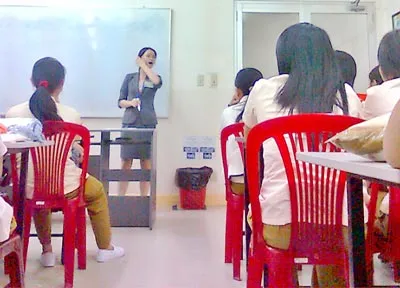 Phía sau cánh cổng nhà máy. Bài 2. Chuyện thường ngày ở xưởng