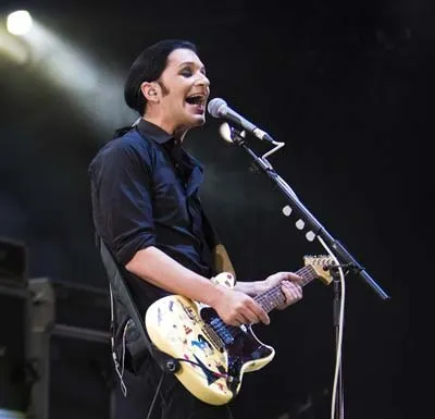 Biano Molko của nhóm Placebo biểu diễn trong đêm khai mạc. Ảnh Reuters Biano Molko của nhóm Placebo biểu diễn trong đêm khai mạc. Ảnh Reuters